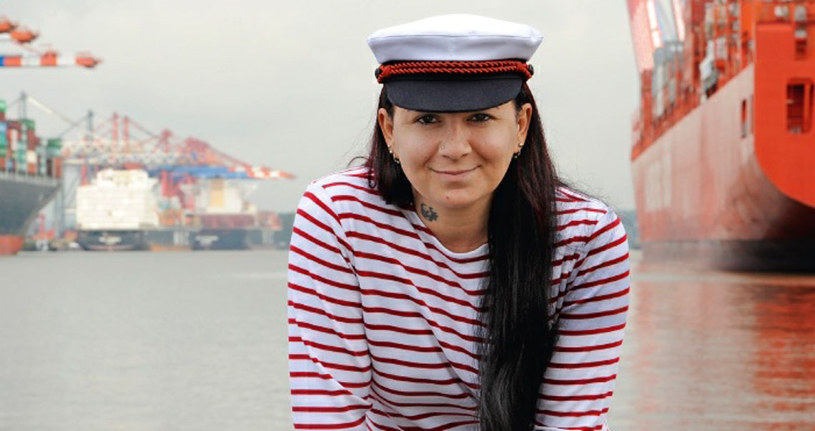 header_frau_kapitaensmuetze_hafen.jpg boot.jpg