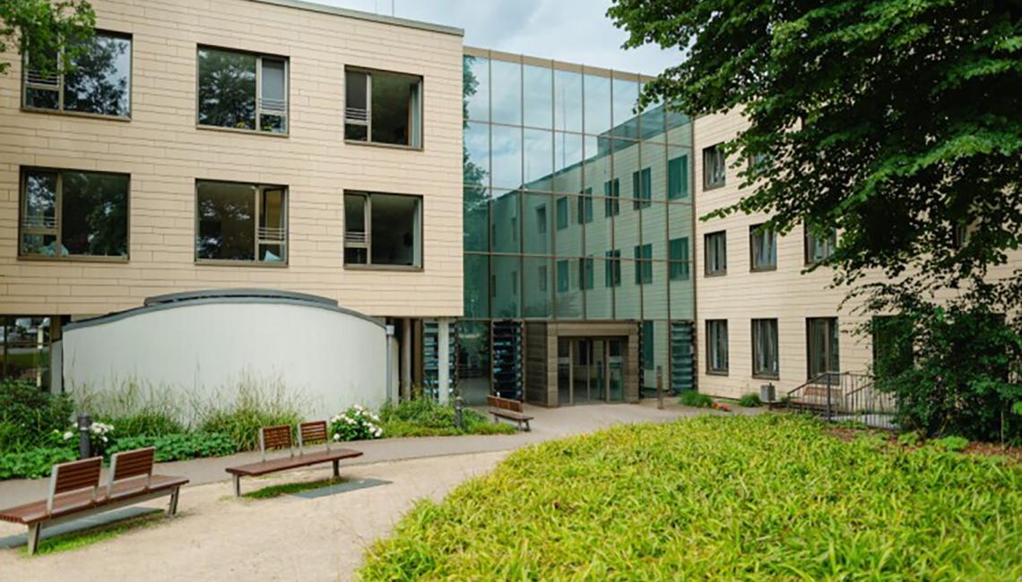 haus_glasfenster.jpg haus_glasfenster.jpg