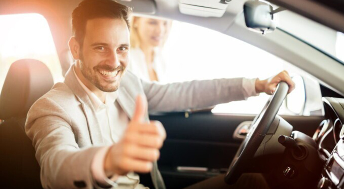 mann_im_auto_daumen_hoch.jpg mann_im_auto_daumen_hoch.jpg