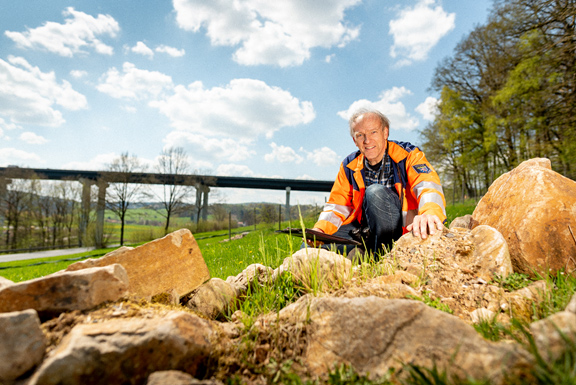 header_mann_hocke_steine.jpg header_mann_hocke_steine.jpg