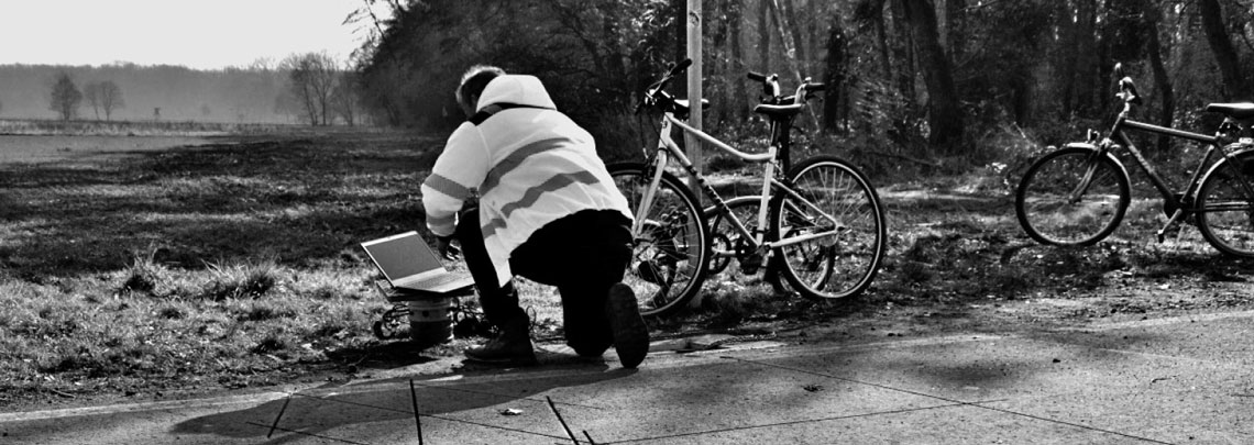 mann_warnweste_fahrrad_schwarzweiss.jpg