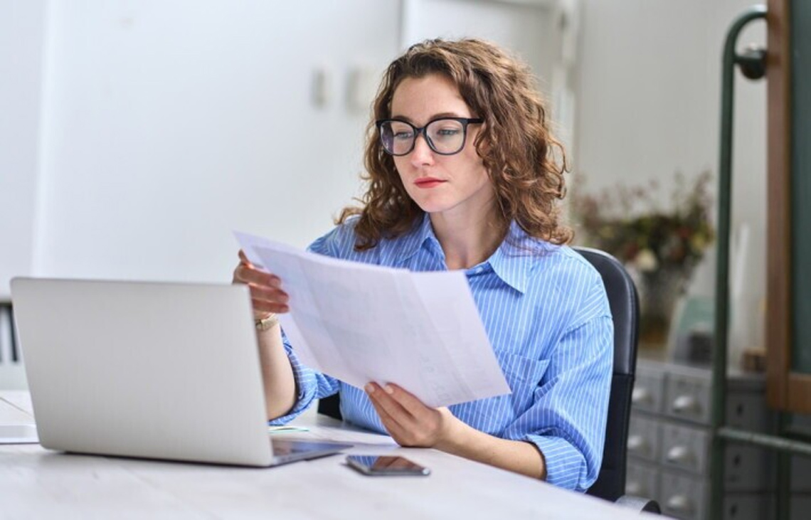 header_frau_dokumente_laptop.jpg