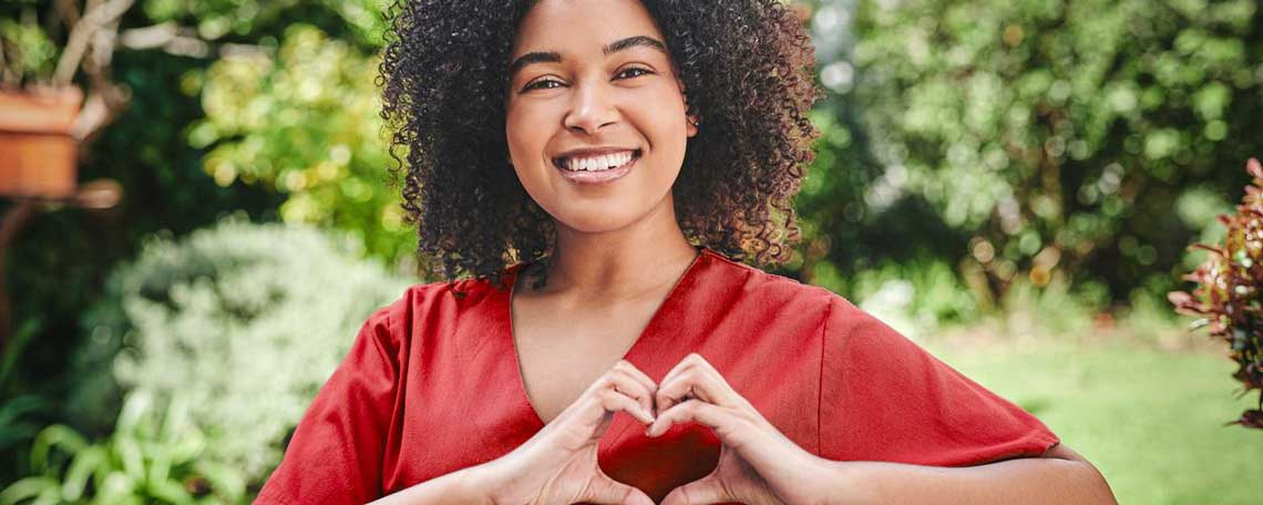 header_frau_afro_herz_laecheln.jpg