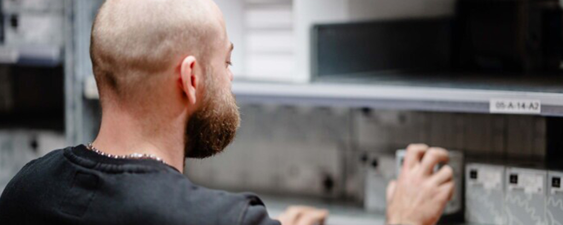 header_frau_dokumente_laptop.jpg
