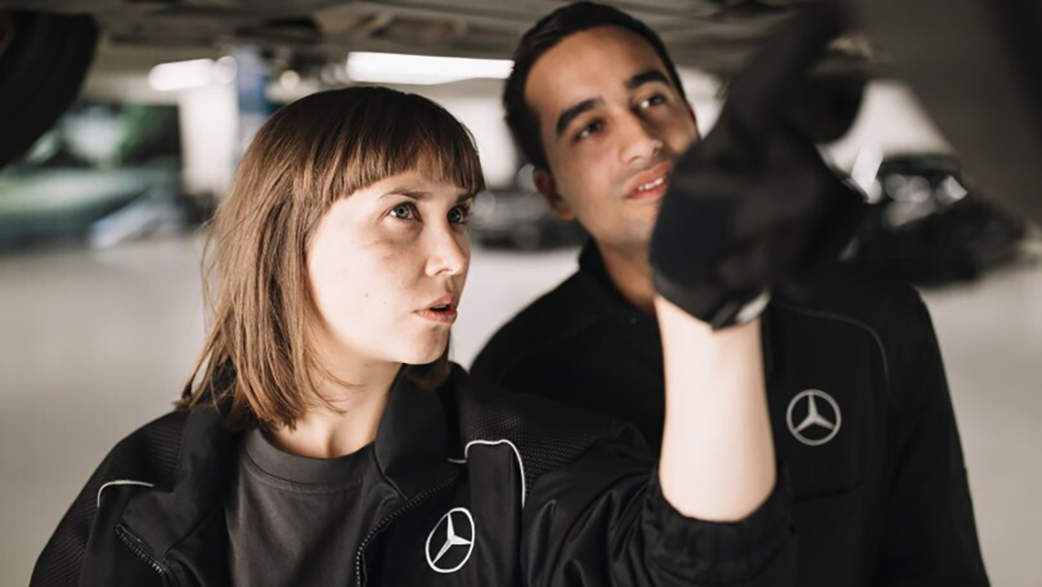 mann_im_auto_daumen_hoch.jpg
