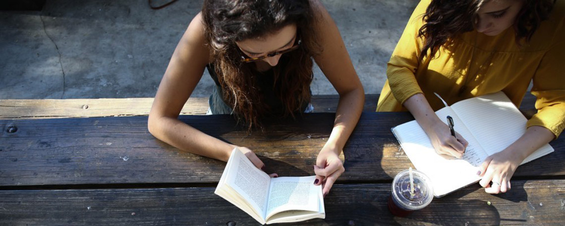 header_frau_liest_buch.jpg