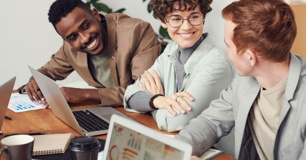 Maenner Frau an Tisch Laptop