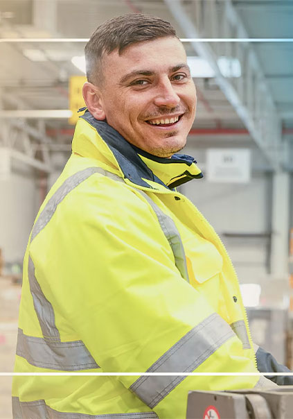 mann_lacht_gelbe_arbeitsjacke_lager.jpg