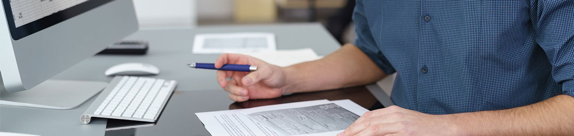 header_mann_schreibtisch_stift_papier.jpg